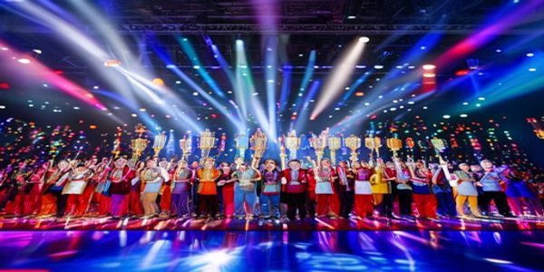 2026年亚洲国产精品年度评选颁奖现场，舞台灯光璀璨，本土品牌代表人手捧奖杯，展现国产精品的荣耀时刻